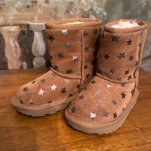Ugg Kids | Classic boot in foil star print 🌟